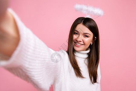 女性天使在头顶上轻轻地拍着一张照片 有快乐的表情 POV背景图片