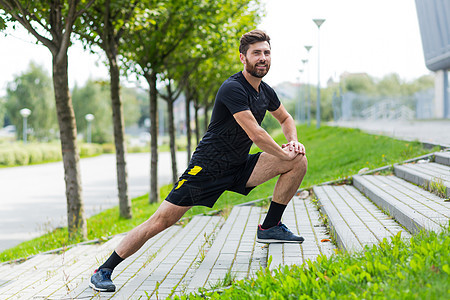 成功男子在公园中参加早上健身训练 跑步和积极生活方式的锻炼身体耐力娱乐肌肉福利运动员男性活力慢跑者活动图片