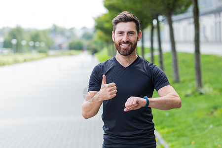 成功的男性运动员在早晨健身 休息和微笑时快乐地欢乐幸福赛跑者耐力活力爱好训练力量活动教练成就图片