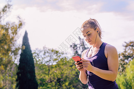 女性在运行前检查她的电话应用程序图片