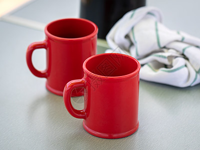 光背景的白红陶瓷杯小样餐具咖啡标签咖啡店液体品牌厨房饮料反射图片