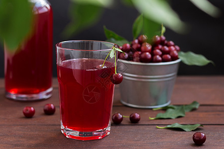 樱桃汁在玻璃杯中 有樱桃 在木本底饮食桌子水瓶甜点酸奶饮料宏观营养美食玻璃图片