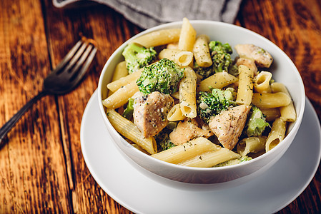 加鸡肉和花椰菜的意大利面粉饮食蔬菜餐厅胡椒奶油胸部食谱美食食物面条图片