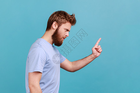 穿着蓝色T恤的男人警告错误 期望在空间旁边用警示手指和惊恐图片