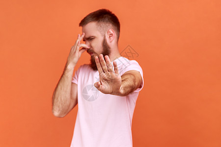 男人抓鼻子 恶心地作恶 表现停止的手势 表示厌恶臭味图片