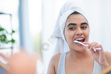 我早就该投资这牙刷了 一位美丽的年轻女士早上刷牙时就已经很早了图片