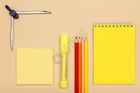 笔纸 指南针 触觉笔 彩色铅笔和蜜蜂背景笔记本图片