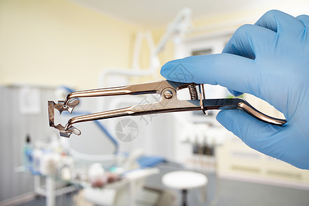 牙医手持橡皮大坝夹紧器和夹紧器的手套矫正工具医疗喷射器治愈牙科卫生乐器探测钳子图片