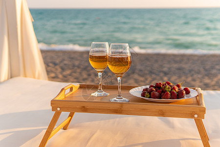 酒托盘两个休息餐厅复制了夏日阳光寒冷的暑假 对于玻璃酒精从放松到风景天空 旅游食品图片