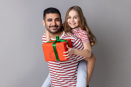 身穿T恤的父亲和女儿站在这个盒子旁边 孩子为父亲节准备礼物图片