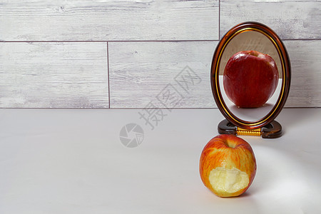 镜子里反射出的微小红苹果图片