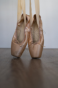 芭蕾拖鞋白色背景粉色训练物品女性丝绸舞蹈芭蕾舞文化足尖演员图片