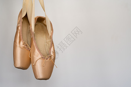 芭蕾拖鞋白色背景芭蕾舞足尖芭蕾舞女舞蹈物品艺术音乐衣服木头丝绸图片