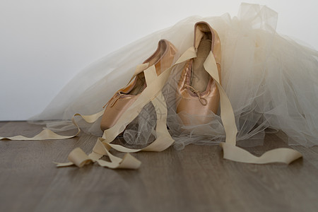 芭蕾拖鞋白色背景丝带足尖衣服文化音乐木头粉色芭蕾舞女演员女性图片
