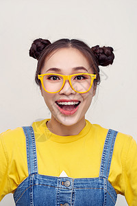 穿着牛仔裤和黄色T恤 微笑着笑容的Aisian妇女肖像图片