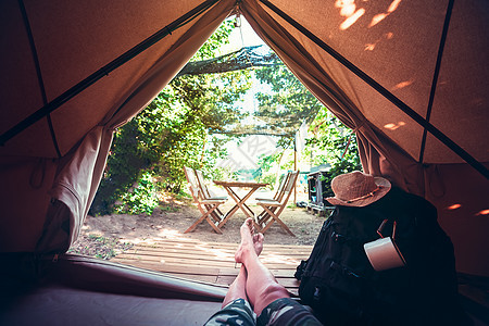 赤脚男子在帐篷中休息时的双腿背包家庭闲暇冒险远足风景男人男性假期远足者图片