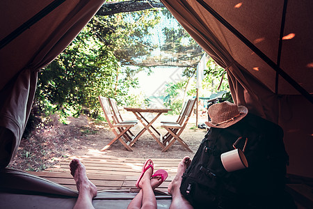 男人和女儿的腿 在露营帐篷中休息假期远足风景闲暇男性娱乐远足者游客树木成人图片