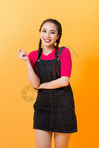 在黄色背景上 亚洲女孩的各种表达式展示 象征着亚洲女孩的魅力和魅力微笑女性头发成人女士快乐图片