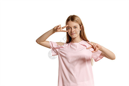 一个穿着粉红色T恤的漂亮金发女孩 穿着白色外衣被孤立在白背景上的片场肖像姿势女士潮人学生情绪工作室金发女郎情怀大学孩子图片