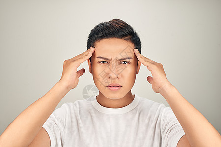 人 压力 紧张和偏头痛的概念 心烦意乱的年轻人用手挤头 头痛男人成人男性疾病疼痛图片