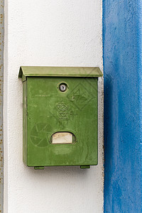 房子白色和蓝色墙壁上的旧绿色信箱街道村庄电子邮件送货盒子艺术乡村金属历史邮政图片