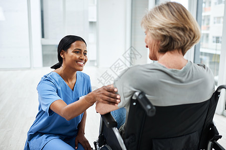 那种离家很近的护理 一个年轻的护士照顾坐在轮椅上的一位年长妇女图片