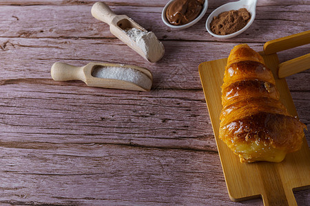 奶油装满的松果饼角桌子美食脆皮面包鞭打糕点食物糖果蛋糕木头图片