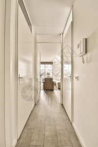 带门灯的窄走廊灯笼木材辉光公寓入口住宿通道门厅天花板地面背景图片