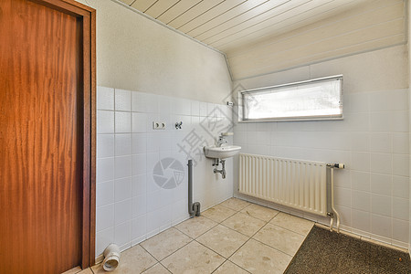 浴室门边的下沉和镜子卫生家具贮存房间水平家庭卫生间架子肥皂入口图片