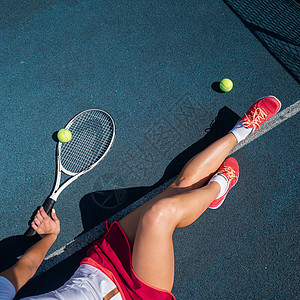一个穿着运动裙的无脸女孩坐在网球场上 拿着一枚火箭 对女性腿最有洞察力运动鞋网球体育锻炼女士网格练习运动员行动橡皮竞赛图片