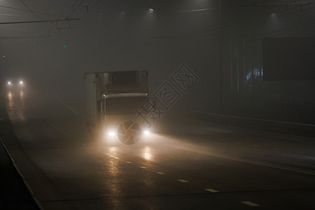 在夜雾路上行驶的小型无干的干货车头灯货车运输薄雾方法犯罪安全光束恶梦射线图片