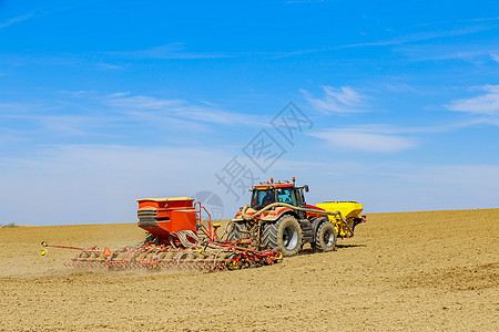 钻孔与拖拉机相连 用谷物播种田地土壤小麦农村农民种子乡村种植农场玉米作物图片