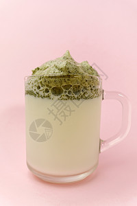 绿色茶加牛奶 玻璃中的dalgona火柴拿铁 有选择的焦点 垂直照片绿茶奶油粉末饮料泡沫拿铁食物奶制品冰镇茶点图片
