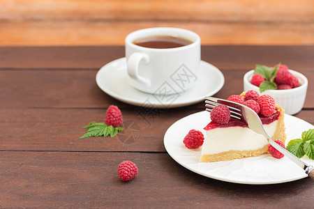 草莓派芝士蛋糕由新鲜的树莓和木本茶制成饼干明胶蛋糕时间甜点生日馅饼浆果早餐水果图片