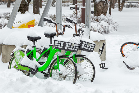 公共雪覆盖自行车 冬季停在自行车泊车处的停车位上图片