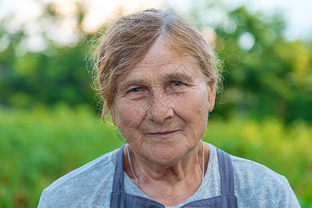 花园里外婆的肖像 有选择的焦点退休头发园艺女性成人公园爱好女士老年横幅图片