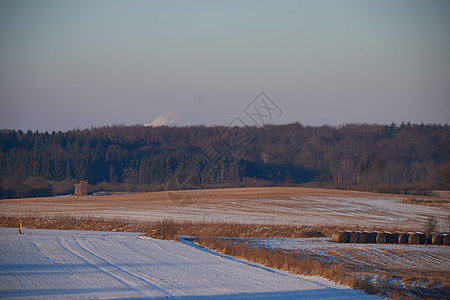 冬季   丹麦乡村 阳光明媚的白天有蓝天的冬天风景日落场景蓝色日出滑雪冻结全景天空农田晴天图片