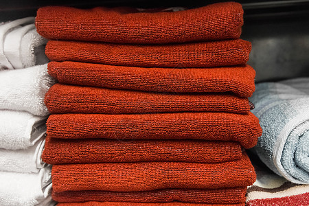 红净毛巾 在市场背景的货架上家里软卫生棉布放松奢华家庭纺织品身体房子淋浴酒店房间图片