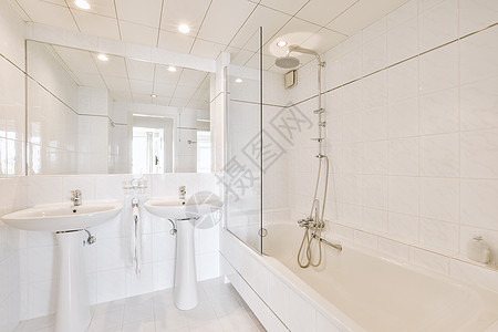 淋浴小屋附近的Sinks和浴缸反射卫生白色盒子龙头卫生间住宅玻璃水平建筑学图片