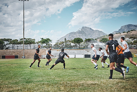 两支年轻的橄榄球队在比赛中互相对打 在外面的一场比赛上 以备不时之需背景图片