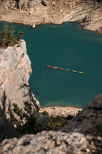 几艘皮划艇漂浮在山间翡翠湖上 从上面看 加泰罗尼亚 西班牙图片