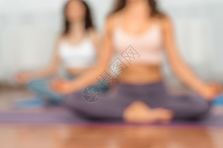 两个迷人的运动女孩在浅色背景的垫子上训练体式瑜伽姿势 一群年轻女性在健身房里伸展身体 健康的生活方式理念夫妻女士平衡沉思伙伴男人图片