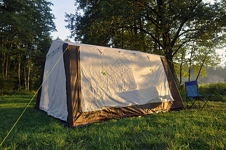 森林公园区的大帐篷 自然的帐篷营图片