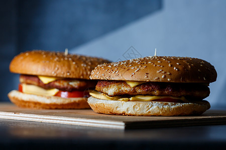 包子皮大型多汁汉堡 配菜奶酪和西红柿 快餐蔬菜洋葱包子早餐食物牛肉美食木头餐厅商业背景