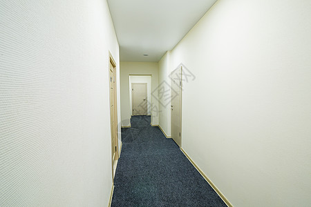 长长的明亮走廊 门在新旅馆 旅店奢华大厅木头建筑学酒店天花板旅馆房子小路通道图片