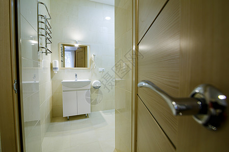 明亮的浴室 白色厕所 洗浴盆 镜子 淋浴浴缸盆地风格玻璃家具公寓房间洗手间卫生毛巾图片