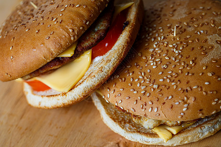 包子皮大型多汁汉堡 配菜奶酪和西红柿 快餐早餐餐厅面包牛肉午餐桌子包子美食食物熏肉背景