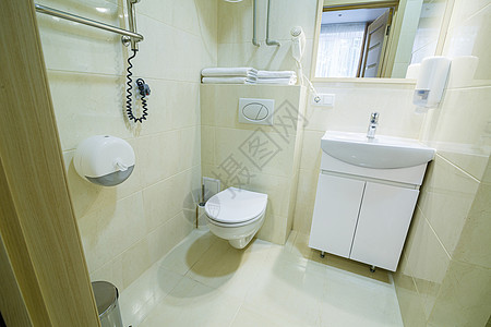 明亮的浴室 白色厕所 洗浴盆 镜子 淋浴卫生风格龙头房子酒店房间奢华毛巾公寓装饰图片