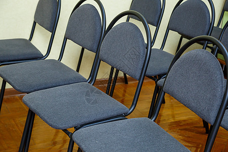 会议室的黑色办公椅 会议桌是黑的演讲工作讨论推介会职场皮革风格公司力量房间图片