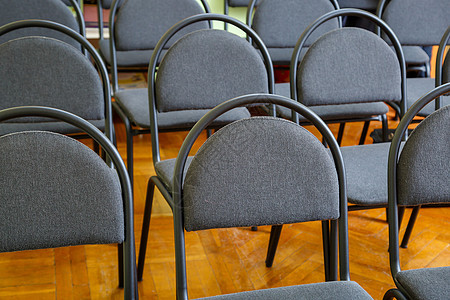 会议室的黑色办公椅 会议桌是黑的木头职场扶手椅椅子玻璃讨论推介会座位蓝色房间图片